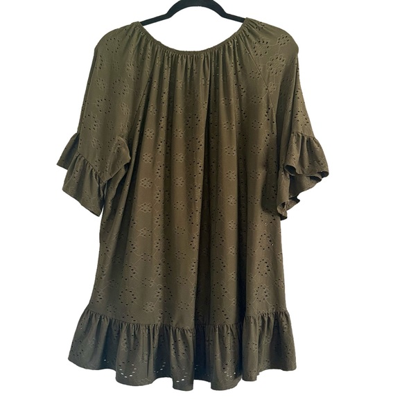 ☘️ 3 for $17 ☘️ PerSeption Women Dark Olive Green Eyelit Ruffle Top - Picture 2 of 8